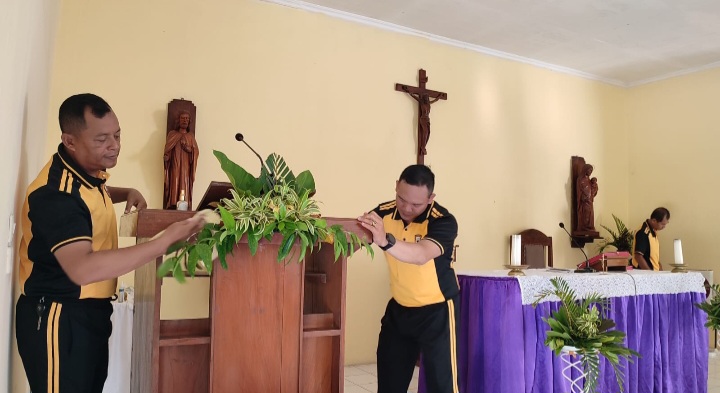 Anggota Polres Demak membersihkan gereja jelang Hari Raya Natal dan Tahun Baru 2026.
