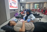 Anggota Polres Demak melaksanakan  kegiatan bakti sosial donor darah yang berlangsung di Aula Wicaksana Laghawa, Senin (15/12/2025).
