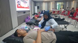 Anggota Polres Demak melaksanakan  kegiatan bakti sosial donor darah yang berlangsung di Aula Wicaksana Laghawa, Senin (15/12/2025).
