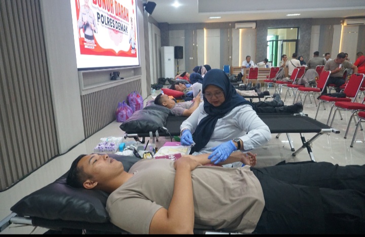 Anggota Polres Demak melaksanakan  kegiatan bakti sosial donor darah yang berlangsung di Aula Wicaksana Laghawa, Senin (15/12/2025).
