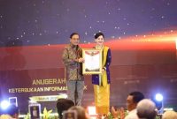 Kepala Eksekutif Pengawas Perilaku Pelaku Usaha Jasa Keuangan, Edukasi dan Pelindungan Konsumen OJK, Friderica Widyasari Dewi, mewakili OJK menerima penghargaan Arkaya Wiwarta Prajanugraha, Senin (15/12).
