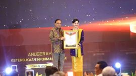 Kepala Eksekutif Pengawas Perilaku Pelaku Usaha Jasa Keuangan, Edukasi dan Pelindungan Konsumen OJK, Friderica Widyasari Dewi, mewakili OJK menerima penghargaan Arkaya Wiwarta Prajanugraha, Senin (15/12).