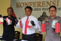Kasat Reskrim Polres Wonosobo, AKP Arif Kristiawan (tengah), saat jumpa pers, Selasa (16/12).
