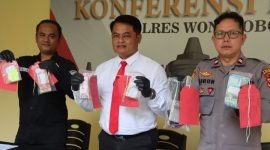 Kasat Reskrim Polres Wonosobo, AKP Arif Kristiawan (tengah), saat jumpa pers, Selasa (16/12).
