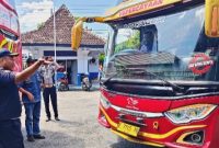 Tim gabungan Pemkab Rembang sedang mengecek kelayakan bus antar kota antar provinsi (AKAP) rute Semarang–Surabaya.

