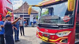 Tim gabungan Pemkab Rembang sedang mengecek kelayakan bus antar kota antar provinsi (AKAP) rute Semarang–Surabaya.


