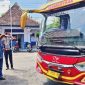 Tim gabungan Pemkab Rembang sedang mengecek kelayakan bus antar kota antar provinsi (AKAP) rute Semarang–Surabaya.

