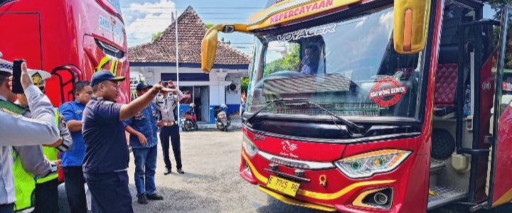 Tim gabungan Pemkab Rembang sedang mengecek kelayakan bus antar kota antar provinsi (AKAP) rute Semarang–Surabaya.

