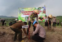 Kapolres Demak, AKBP Ari Cahya Nugraha pimpin langsung penanaman 500 pohon jati di Desa Wonosekar, Kecamatan Karangawen, Kabupaten Demak, Kamis (18/12/25).