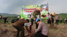 Kapolres Demak, AKBP Ari Cahya Nugraha pimpin langsung penanaman 500 pohon jati di Desa Wonosekar, Kecamatan Karangawen, Kabupaten Demak, Kamis (18/12/25).