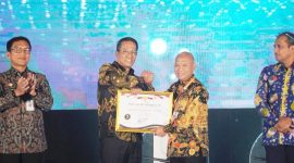 Kemenkum Jateng Raih Penghargaan Kinerja Terbaik kedua. Penghargaan tersebut diserahkan Menteri Hukum, Supratman Andi Agtas, kepada Kepala Divisi Pelayanan Hukum, Kanwil Kemenkum Jateng, Tjasdirin
dalam acara Refleksi Akhir Tahun 2025 Kementerian Hukum, di Grand Mercure Hotel Kemayoran Jakarta, Kamis (18/12).