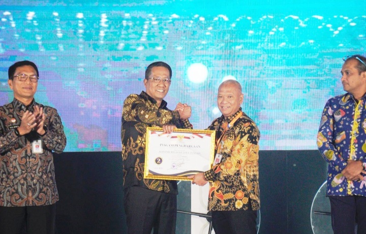 Kemenkum Jateng Raih Penghargaan Kinerja Terbaik kedua. Penghargaan tersebut diserahkan Menteri Hukum, Supratman Andi Agtas, kepada Kepala Divisi Pelayanan Hukum, Kanwil Kemenkum Jateng, Tjasdirin
dalam acara Refleksi Akhir Tahun 2025 Kementerian Hukum, di Grand Mercure Hotel Kemayoran Jakarta, Kamis (18/12).