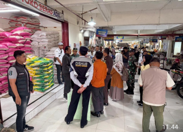 Satuan Reserse Kriminal Polres Wonosobo bersama TPID Kabupaten Wonosobo melakukan monitoring dan evaluasi harga bahan pokok dan penting (bapokting) di pasar tradisional, Jumat (19/12).
