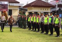 Kapolres Wonosobo, AKBP M. Kasim Akbar Bantilan pimpin apel Gelar Pasukan Operasi Lilin Candi 2025 di Halaman Mapolres Wonosobo, Jumat (19/12). 