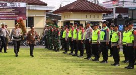 Kapolres Wonosobo, AKBP M. Kasim Akbar Bantilan pimpin apel Gelar Pasukan Operasi Lilin Candi 2025 di Halaman Mapolres Wonosobo, Jumat (19/12). 
