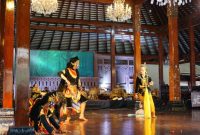 Pementasan seni budaya kabupaten Rembang di Anjungan Jawa Tengah TMII, Rabu (8/10).