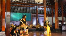 Pementasan seni budaya kabupaten Rembang di Anjungan Jawa Tengah TMII, Rabu (8/10).