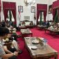 Wamen HAM RI, Mugiyanto diterima langsung oleh Bupati Wonosobo, Afif Nurhidayat di Pendopo Kantor Bupati, 
Jumat (19/12/2025).