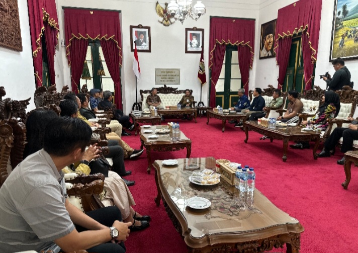 Wamen HAM RI, Mugiyanto diterima langsung oleh Bupati Wonosobo, Afif Nurhidayat di Pendopo Kantor Bupati, 
Jumat (19/12/2025).