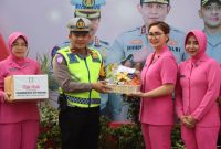 Ketua Bhayangkari Cabang Demak, Ny. Victoria Ari turut menyerahkan tali asih berupa bingkisan berisi makanan kepada personel pengamanan.
