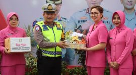 Ketua Bhayangkari Cabang Demak, Ny. Victoria Ari turut menyerahkan tali asih berupa bingkisan berisi makanan kepada personel pengamanan.
