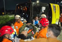 Tim SAR Gabungan sedang mengevakuasi korban kecelakaan bus 
Cahaya Trans di Exit Tol Krapyak Semarang, Senin (22/12) dinihari.