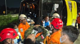 Tim SAR Gabungan sedang mengevakuasi korban kecelakaan bus 
Cahaya Trans di Exit Tol Krapyak Semarang, Senin (22/12) dinihari.