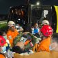 Tim SAR Gabungan sedang mengevakuasi korban kecelakaan bus 
Cahaya Trans di Exit Tol Krapyak Semarang, Senin (22/12) dinihari.