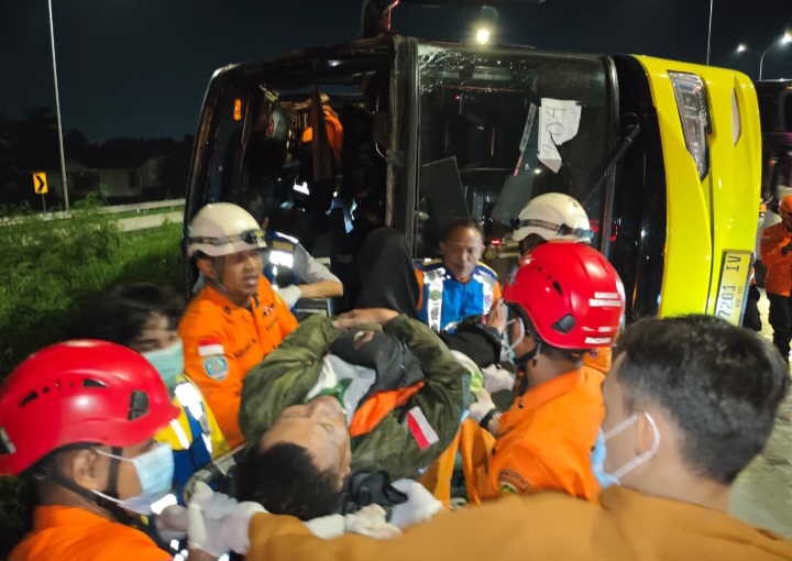 Tim SAR Gabungan sedang mengevakuasi korban kecelakaan bus 
Cahaya Trans di Exit Tol Krapyak Semarang, Senin (22/12) dinihari.