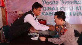 Sidokkes Polres Demak Berikan Pengobatan Gratis di kompleks wisata religi Masjid Agung Demak.