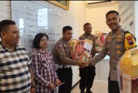 Kapolres Demak, AKBP Ari Cahya Nugraha berbagi kebahagiaan dengan anggota Polres Demak yang beragama Kristen di Mapolres Demak, Rabu (24/12/2025).