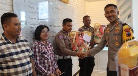 Kapolres Demak, AKBP Ari Cahya Nugraha berbagi kebahagiaan dengan anggota Polres Demak yang beragama Kristen di Mapolres Demak, Rabu (24/12/2025).