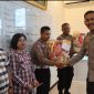 Kapolres Demak, AKBP Ari Cahya Nugraha berbagi kebahagiaan dengan anggota Polres Demak yang beragama Kristen di Mapolres Demak, Rabu (24/12/2025).