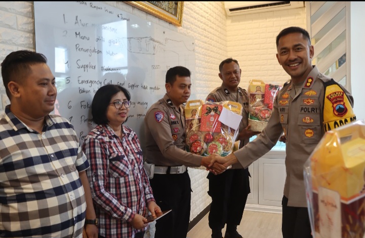 Kapolres Demak, AKBP Ari Cahya Nugraha berbagi kebahagiaan dengan anggota Polres Demak yang beragama Kristen di Mapolres Demak, Rabu (24/12/2025).