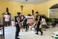 Anggota Polres Demak sterilisasi sejumlah gereja dan rumah ibadah di wilayah Kabupaten Demak, Rabu (24/12).