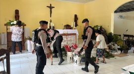 Anggota Polres Demak sterilisasi sejumlah gereja dan rumah ibadah di wilayah Kabupaten Demak, Rabu (24/12).