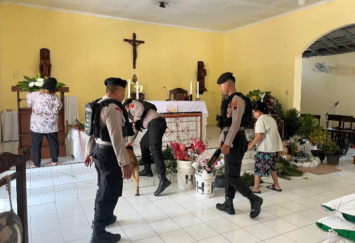 Anggota Polres Demak sterilisasi sejumlah gereja dan rumah ibadah di wilayah Kabupaten Demak, Rabu (24/12).