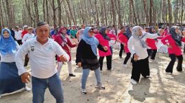 Para tenaga kesehatan dari 17 puskesmas, kader kesehatan, hingga Tim Penggerak PKK mengikuti kegiatan TELPONI AKI–AKB, di Pantai Pasir Putih, Desa Wates, Rabu (24/12/2025).