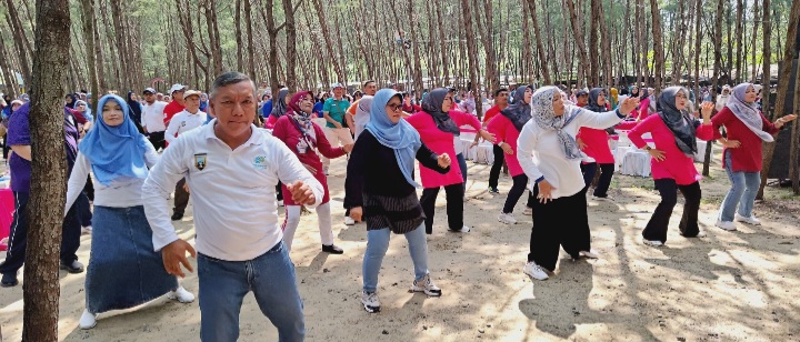 Para tenaga kesehatan dari 17 puskesmas, kader kesehatan, hingga Tim Penggerak PKK mengikuti kegiatan TELPONI AKI–AKB, di Pantai Pasir Putih, Desa Wates, Rabu (24/12/2025).