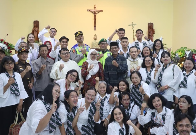Forkopimda Demak Sambangi Gereja, 
Rabu (24/12/2025) malam.