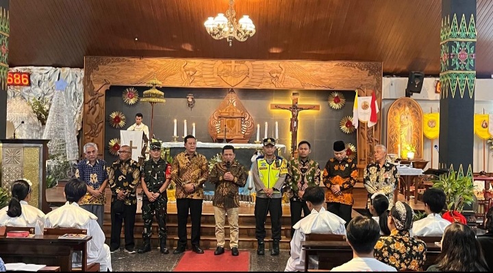 Jajaran Forkopimda Kabupaten Wonosobo melakukan peninjauan di sejumlah gereja pada puncak perayaan Natal 2025, Kamis (25/12/2025). 
