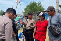 Anggota Polres Demak melakukan  pengamanan di lokasi wisata dan objek vital yang mengalami lonjakan pengunjung selama libur Nataru.
