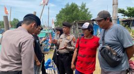 Anggota Polres Demak melakukan  pengamanan di lokasi wisata dan objek vital yang mengalami lonjakan pengunjung selama libur Nataru.