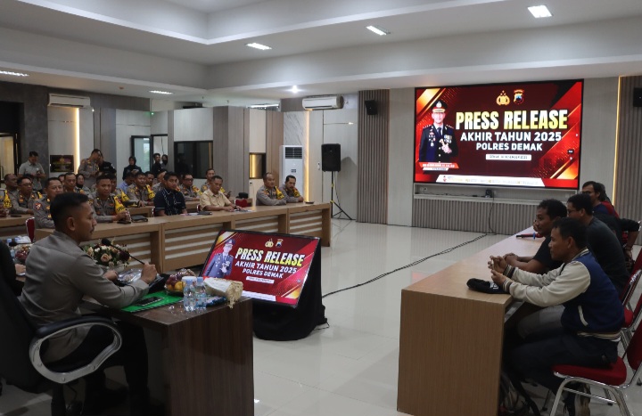 Polres Demak menggelar Rilis Akhir Tahun 2025 di Aula Wicaksana Laghawa Polres Demak, Selasa (30/12/2025).