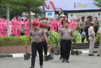 Personel Polres Demak yang naik pangkat membawa bibit pohon untuk ditanam di wilayah Kabupaten Demak.
