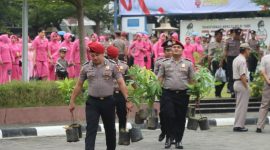Personel Polres Demak yang naik pangkat membawa bibit pohon untuk ditanam di wilayah Kabupaten Demak.
