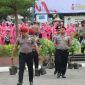 Personel Polres Demak yang naik pangkat membawa bibit pohon untuk ditanam di wilayah Kabupaten Demak.
