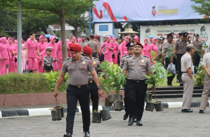 Personel Polres Demak yang naik pangkat membawa bibit pohon untuk ditanam di wilayah Kabupaten Demak.
