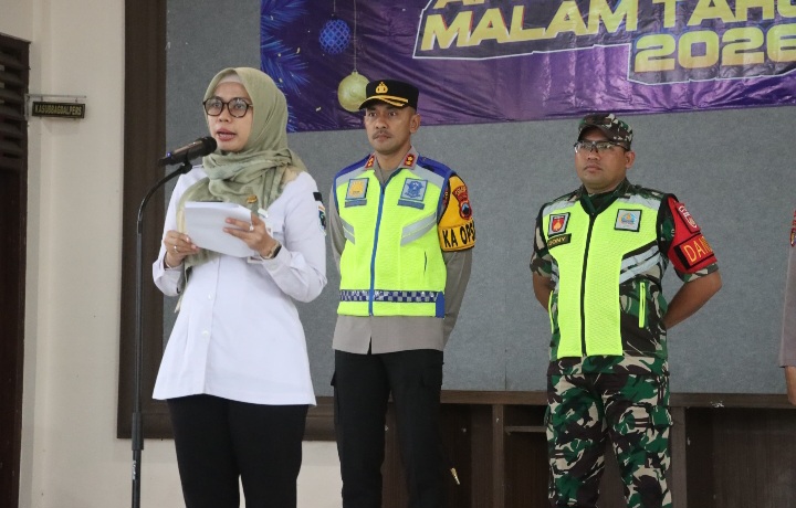 Bupati Demak, Eisti’anah memimpin Apel Gelar Pasukan Gabungan Pengamanan Malam Tahun Baru 2026 di Pendopo Parama Satwika Mapolres Demak, Rabu (31/12/2025) sore.