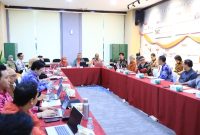 Deputi Komisioner Pengawas Perilaku Pelaku Usaha Jasa Keuangan dan Pelindungan Konsumen OJK, Rizal Ramadhani bersama sejumlah pejabat OJK lain menerima wakil dari Paguyuban Lender DSI di Kantor OJK, Jakarta, Selasa (30/12).